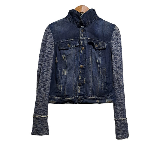 Hooded jeans jacket
Cute design 
100% Cotton 